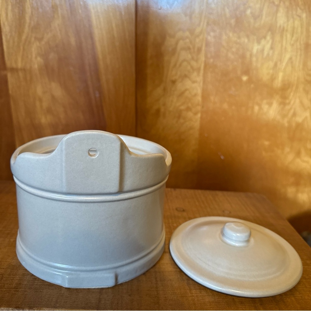 Pfaltzgraff Yorktowne Cream and Blue Wall-Mount Salt Crock with Lid - Picture 6 of 8